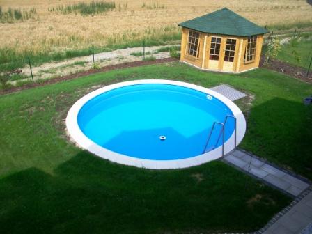 Pool und Gartenhaus